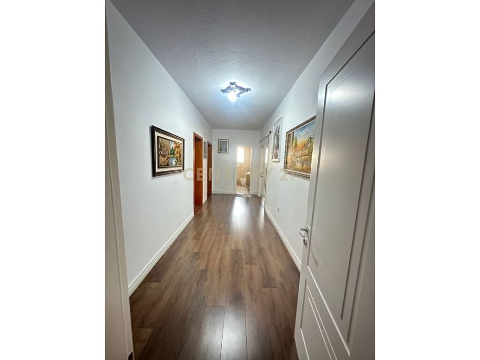 Tirane, jepet me qera apartament 2+1 Kati 6, 158 m² 800 € (Komuna e Parisit)