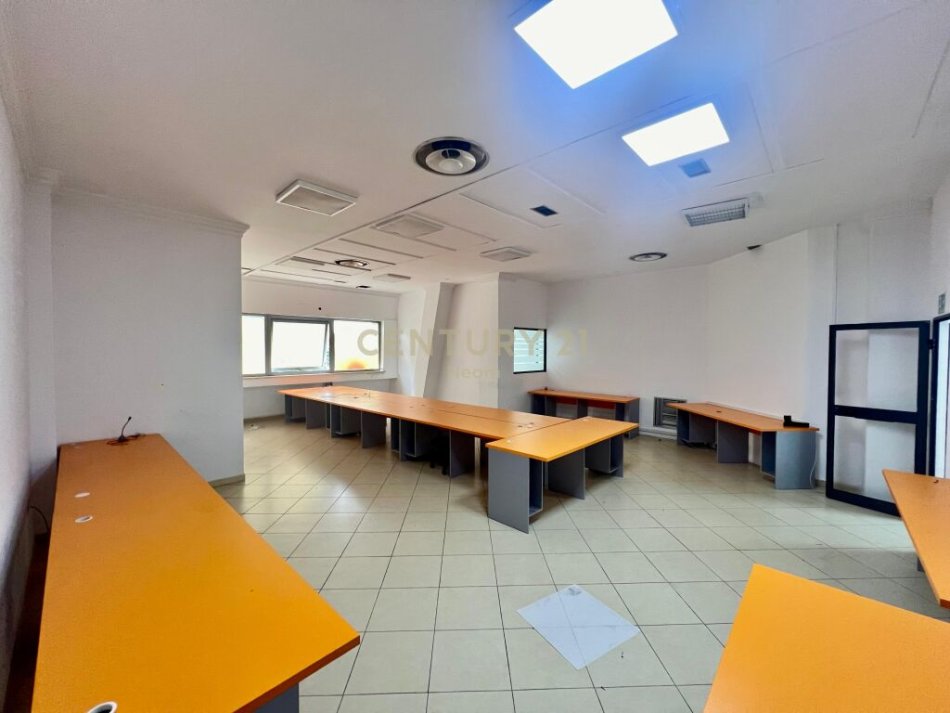Tirane, jepet me qera zyre Kati 2, 174 m² 1.700 € (rruga e Kavajes)