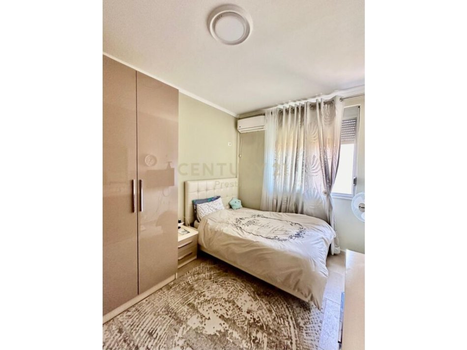Tirane, jepet me qera apartament 2+1 Kati 1, 90 m² 800 € (liqeni i thate)