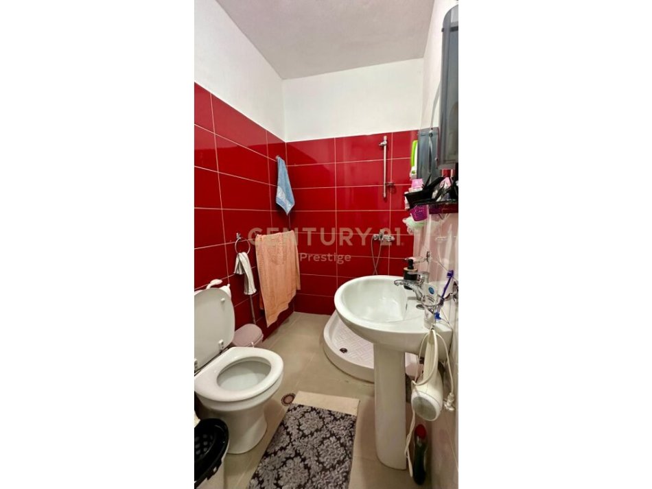 Tirane, jepet me qera apartament 2+1 Kati 1, 90 m² 800 € (liqeni i thate)