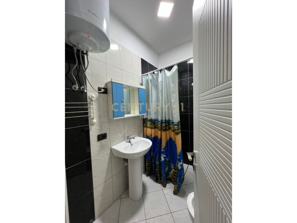 Tirane, jepet me qera apartament 1+1 Kati 4, 100 m² 700 € (RRUGA E KOSOVAREVE)