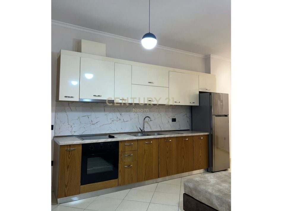 Tirane, jepet me qera apartament 1+1 Kati 4, 100 m² 700 € (RRUGA E KOSOVAREVE)
