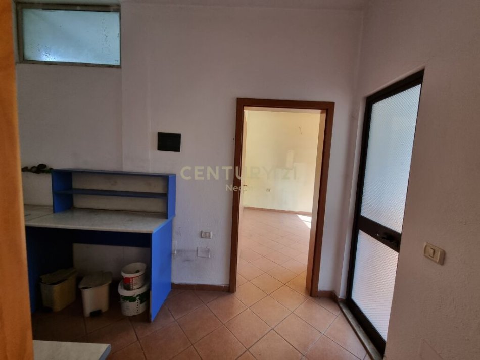 Tirane, jepet me qera ambjent biznesi Kati 3, 82 m² 500 € (Rruga e Dibrës)
