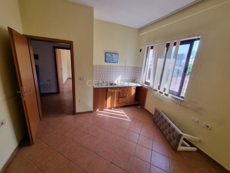 Tirane, jepet me qera ambjent biznesi Kati 3, 82 m² 500 € (Rruga e Dibrës)