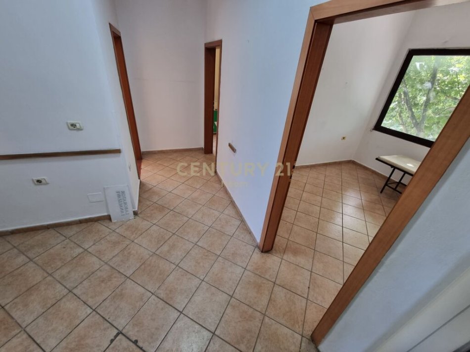 Tirane, jepet me qera ambjent biznesi Kati 3, 82 m² 500 € (Rruga e Dibrës)