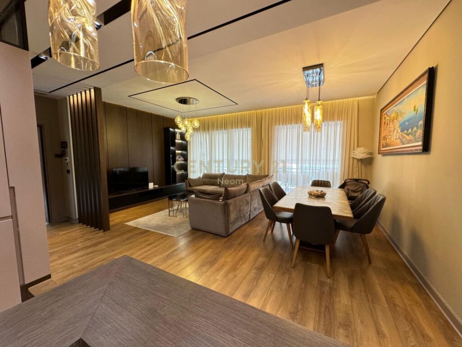SHITET, APARTAMENT LUKSOZ 2+1+2 ME POST PARKIMI TE KOMPLEKSI DELIJORGJI‼️Neom96033