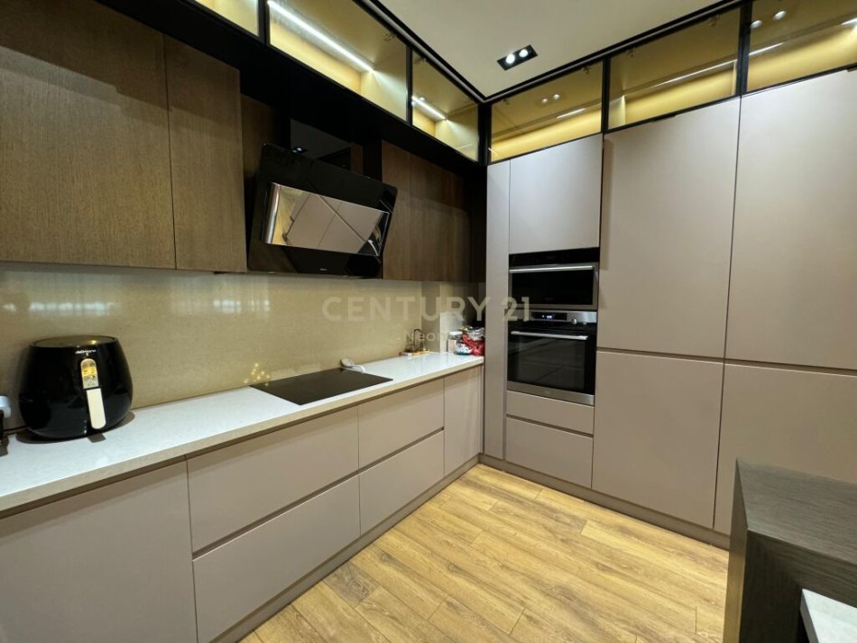 SHITET, APARTAMENT LUKSOZ 2+1+2 ME POST PARKIMI TE KOMPLEKSI DELIJORGJI‼️Neom96033