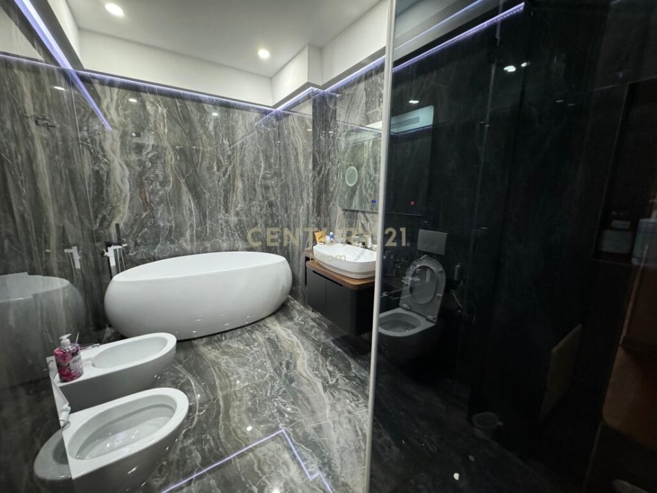 SHITET, APARTAMENT LUKSOZ 2+1+2 ME POST PARKIMI TE KOMPLEKSI DELIJORGJI‼️Neom96033