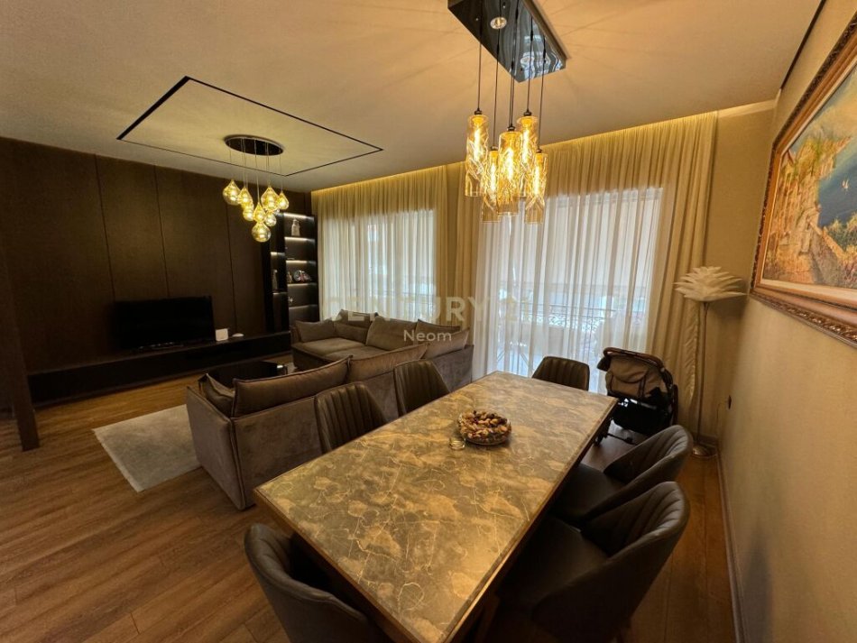 SHITET, APARTAMENT LUKSOZ 2+1+2 ME POST PARKIMI TE KOMPLEKSI DELIJORGJI‼️Neom96033