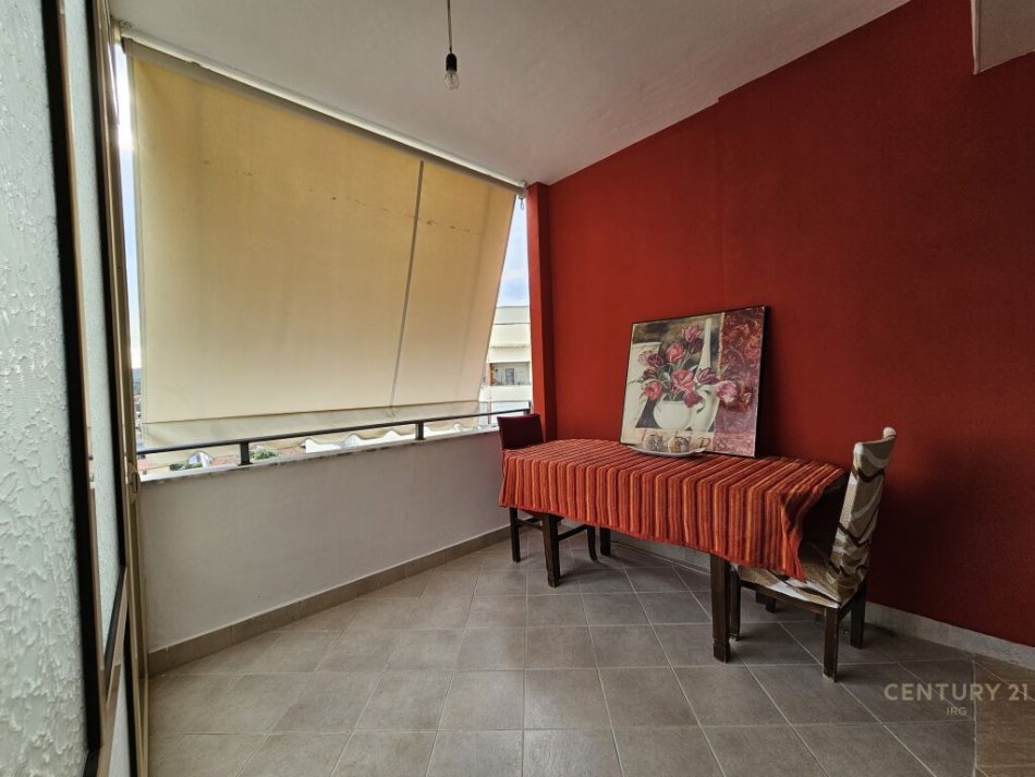 Tirane, jepet me qera apartament 2+1 Kati 8, 95 m² 400 € (Rruga Besim Alla, Pallatet Cabej, Pallatet Çabej)