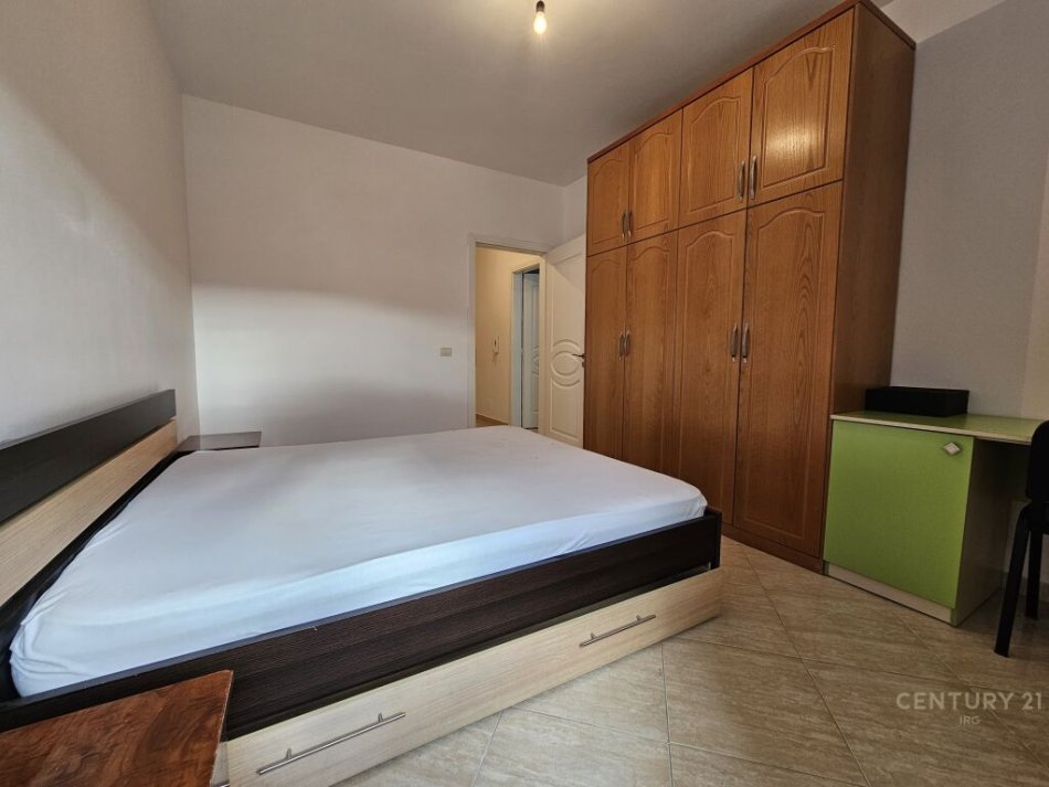 Tirane, jepet me qera apartament 2+1 Kati 8, 95 m² 400 € (Rruga Besim Alla, Pallatet Cabej, Pallatet Çabej)