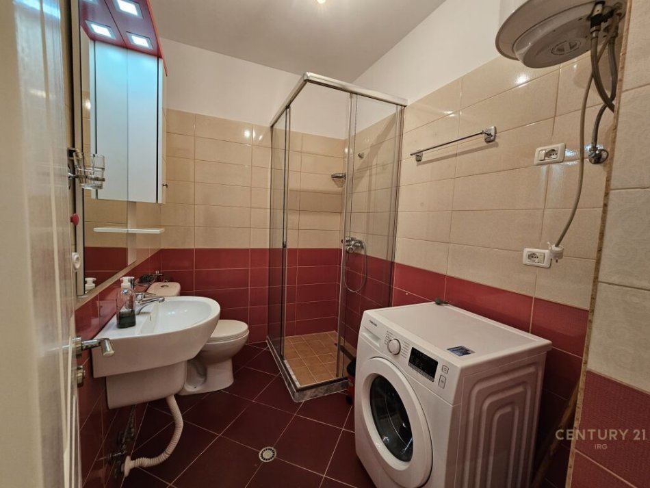 Tirane, jepet me qera apartament 2+1 Kati 8, 95 m² 400 € (Rruga Besim Alla, Pallatet Cabej, Pallatet Çabej)