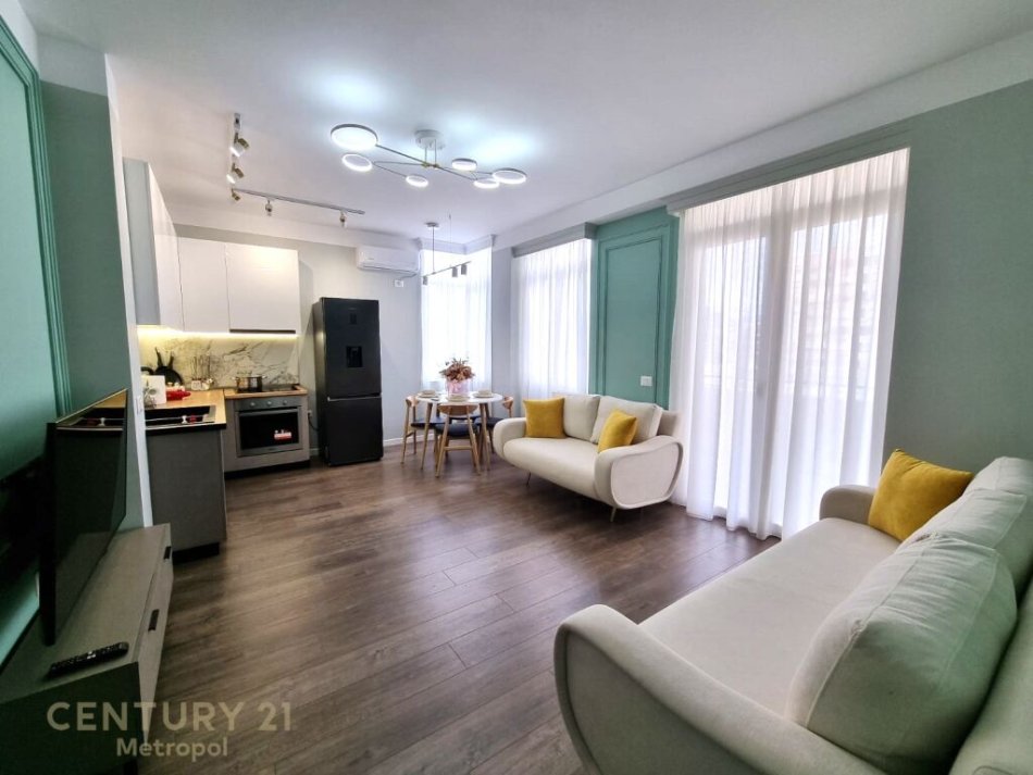 Tirane, jepet me qera apartament 1+1 Kati 8, 60 m² 700 € (prane Qendres!)