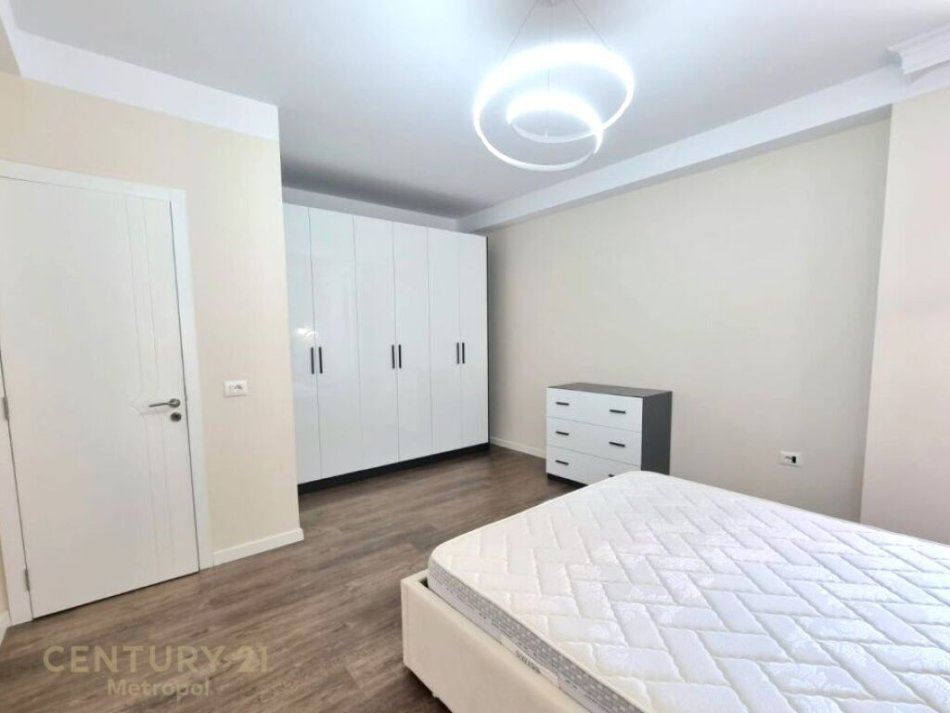 Tirane, jepet me qera apartament 1+1 Kati 8, 60 m² 700 € (prane Qendres!)