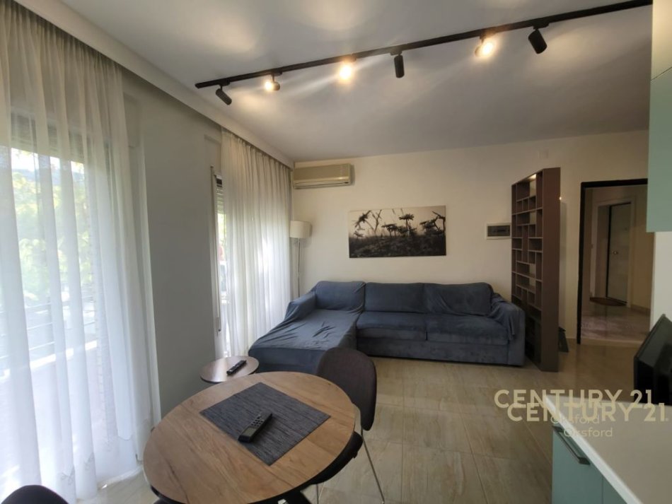 Tirane, jepet me qera apartament 1+1 Kati 2, 65 m² 500 € (Kopshti Botanik)
