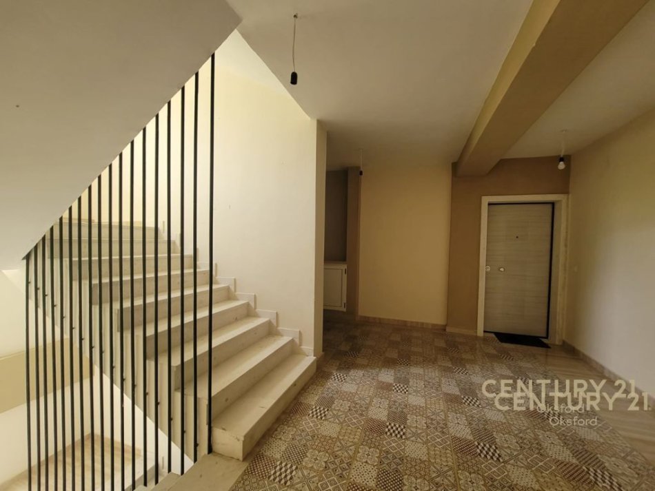 Tirane, jepet me qera apartament 1+1 Kati 2, 65 m² 500 € (Kopshti Botanik)