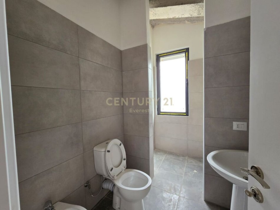 Tirane, shitet apartament 2+1 Kati 4, 127 m² 255.000 € (liqeni i thate)