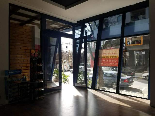 Elbasan, jepet me qera ambjent biznesi 40 m² 30.000 Leke