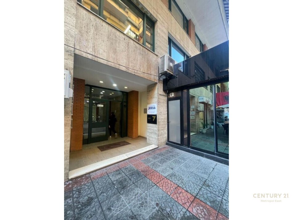 Tirane, jap me qera ambjent biznesi , 300 m² 4.600 € (Ish Blloku)