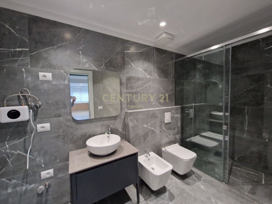 Tirane, jepet me qera apartament 1+1 Kati 1, 57 m² 450 € (Laprake, prane Siptalit Ushtarak Tirana, Albania)