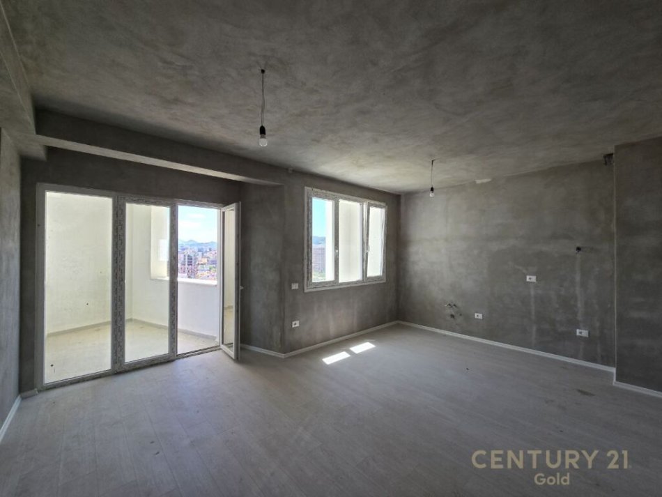 Shqiperi, shitet apartament 3+1+Ballkon Kati 10, 136 m² 200.000 € (ish fusha e aviacionit)
