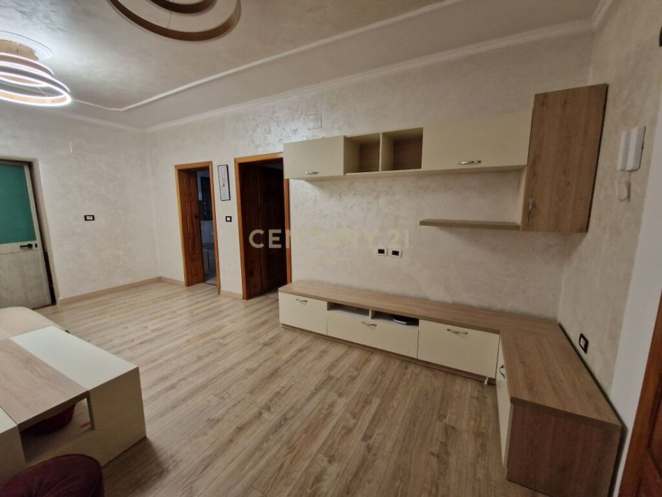 Tirane, jepet me qera apartament 2+1 Kati 1, 100 m² 500 € (Laprake, prane Siptalit Ushtarak Tirana, Albania)