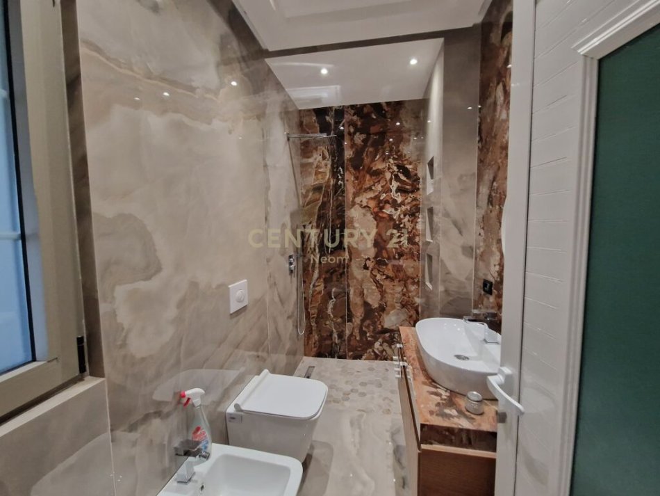 Tirane, jepet me qera apartament 2+1 Kati 1, 100 m² 500 € (Laprake, prane Siptalit Ushtarak Tirana, Albania)
