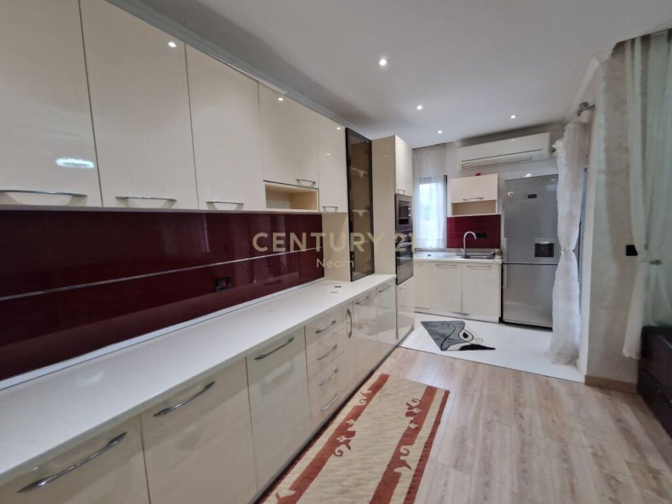 Tirane, jepet me qera apartament 2+1 Kati 1, 100 m² 500 € (Laprake, prane Siptalit Ushtarak Tirana, Albania)