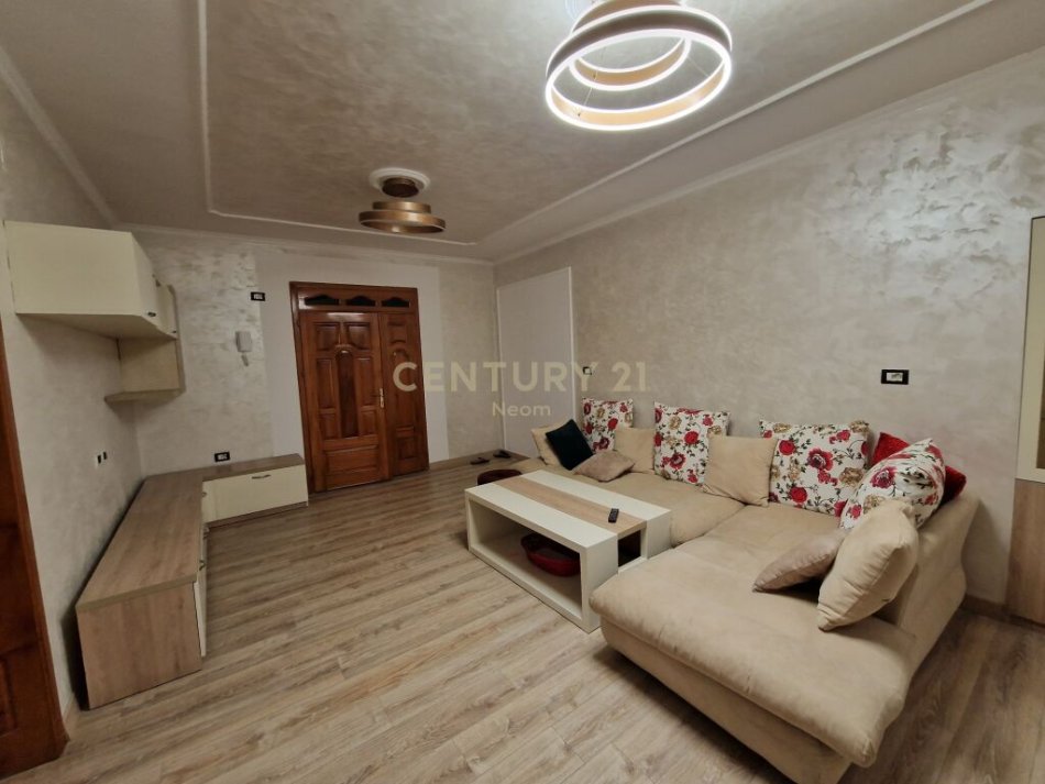 Tirane, jepet me qera apartament 2+1 Kati 1, 100 m² 500 € (Laprake, prane Siptalit Ushtarak Tirana, Albania)