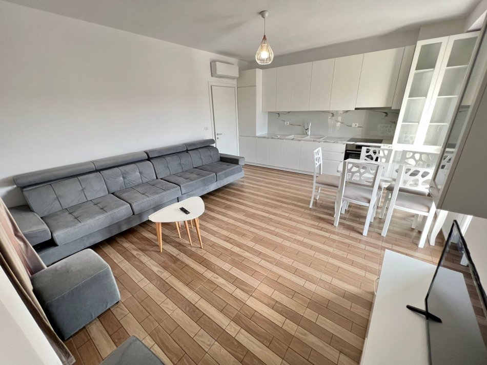 Tirane, jepet me qera apartament 2+1 Kati 8, 85 m² 550 € (ali demi)
