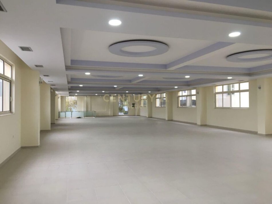 Tirane, jap me qera ambjent biznesi , 1.200 m² 7.300 € (Rruga Siri Kodra)