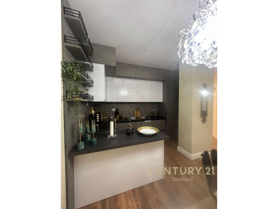 Tirane, jepet me qera apartament 2+1 Kati 3, 102 m² 700 € (Rruga Barrikadave)