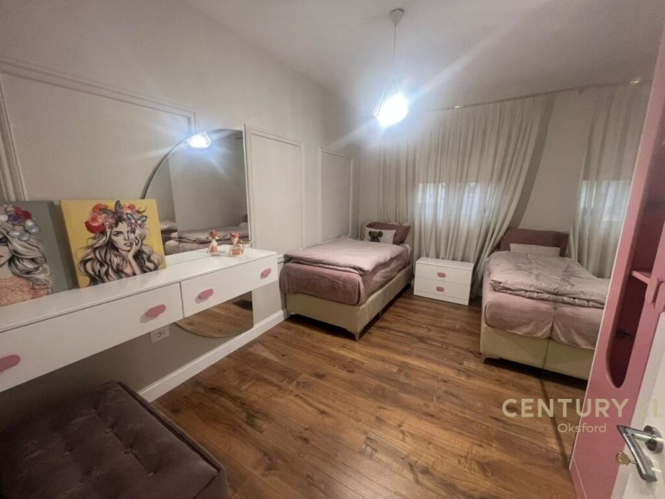 Tirane, jepet me qera apartament 2+1 Kati 3, 102 m² 700 € (Rruga Barrikadave)
