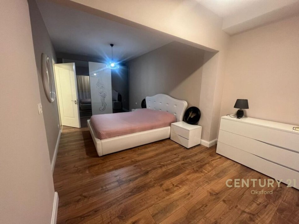 Tirane, jepet me qera apartament 2+1 Kati 3, 102 m² 700 € (Rruga Barrikadave)