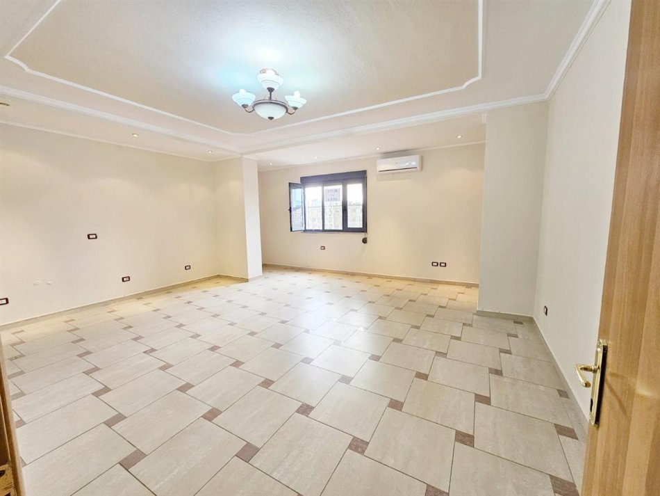 Tirane, jepet me qera Kati 4, 135 m² 1.000 € (kajro karafili)