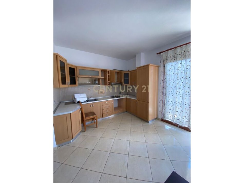 Tirane, jepet me qera 3+1+Ballkon Kati 3, 103 m² 500 € (SADIK PETRELA) PERBALLE VENUE