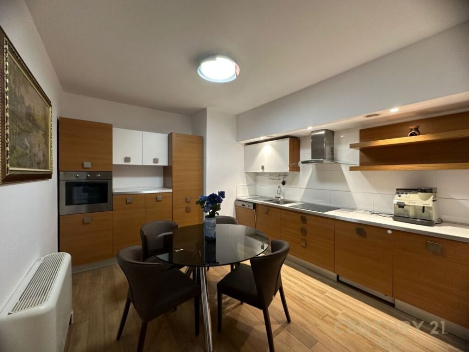 Tirane, jepet me qera apartament 1+1 Kati 10, 700 m² 700 € (petro nin)