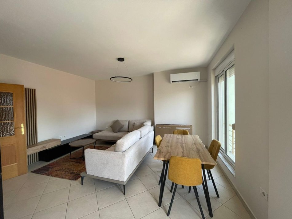 Tirane, jepet me qera apartament 2+1 Kati 3, 110 m² 850 € (RRUGA KAVAJES)