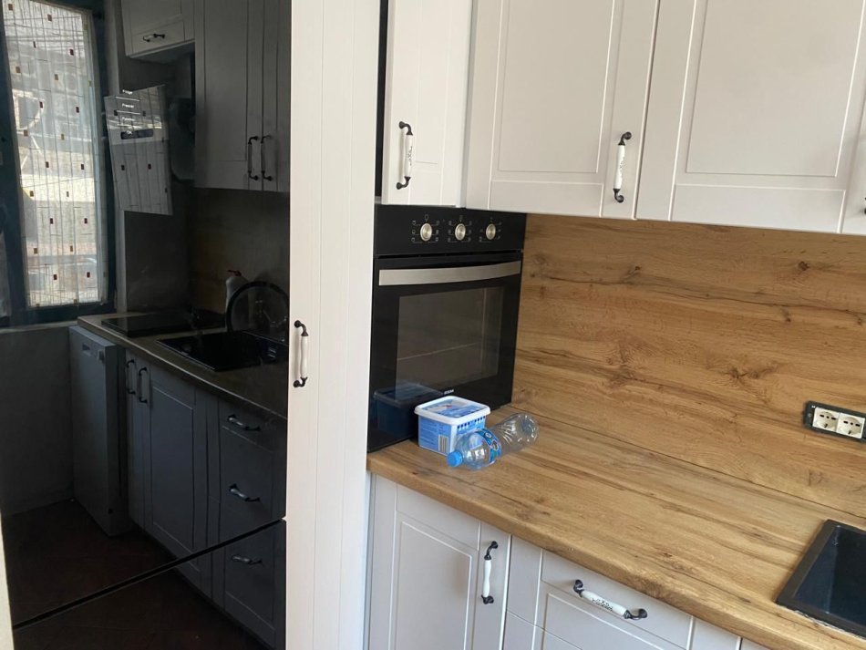 Tirane, jepet me qera apartament 1+1 Kati 1, 65 m² 700 € (bllok)