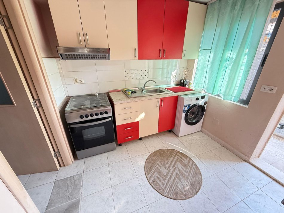 Tirane, jepet me qera apartament 1+1 Kati 1, 65 m² 350 € (rruga vllazen huta)