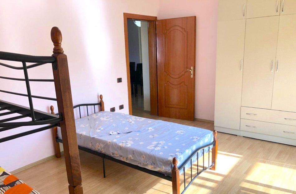 Tirane, jepet me qera apartament 2+1+Aneks+Ballkon Kati 3, 107 m² 370 € (Rruga Jordan Misja)