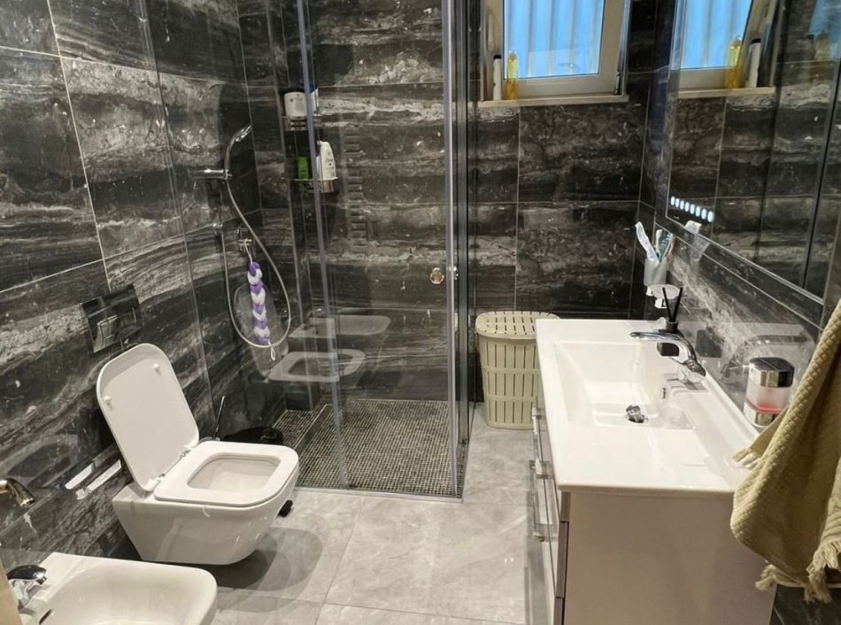 Tirane, jepet me qera apartament 2+1 Kati 2, 95 m² 800 € (rruga hamdi sina)