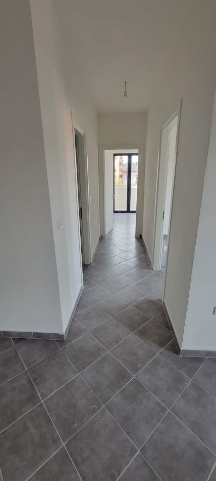 Tirane, jepet me qera ambjent 92 m² 750 Euro