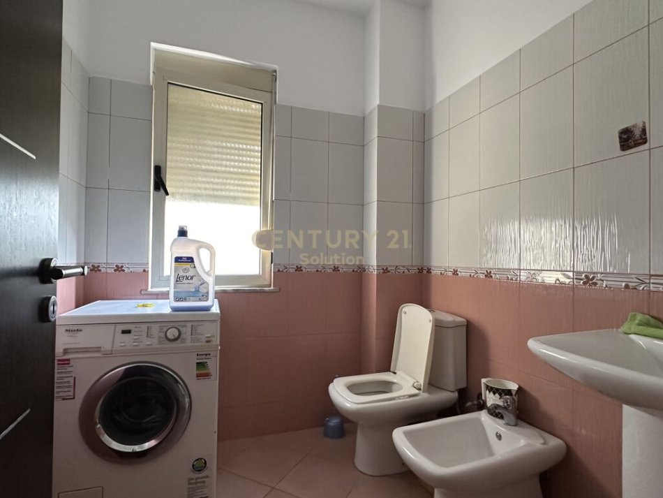Tirane, jepet me qera apartament 3+1 Kati 2, 130 m² 400 € (FRESK)