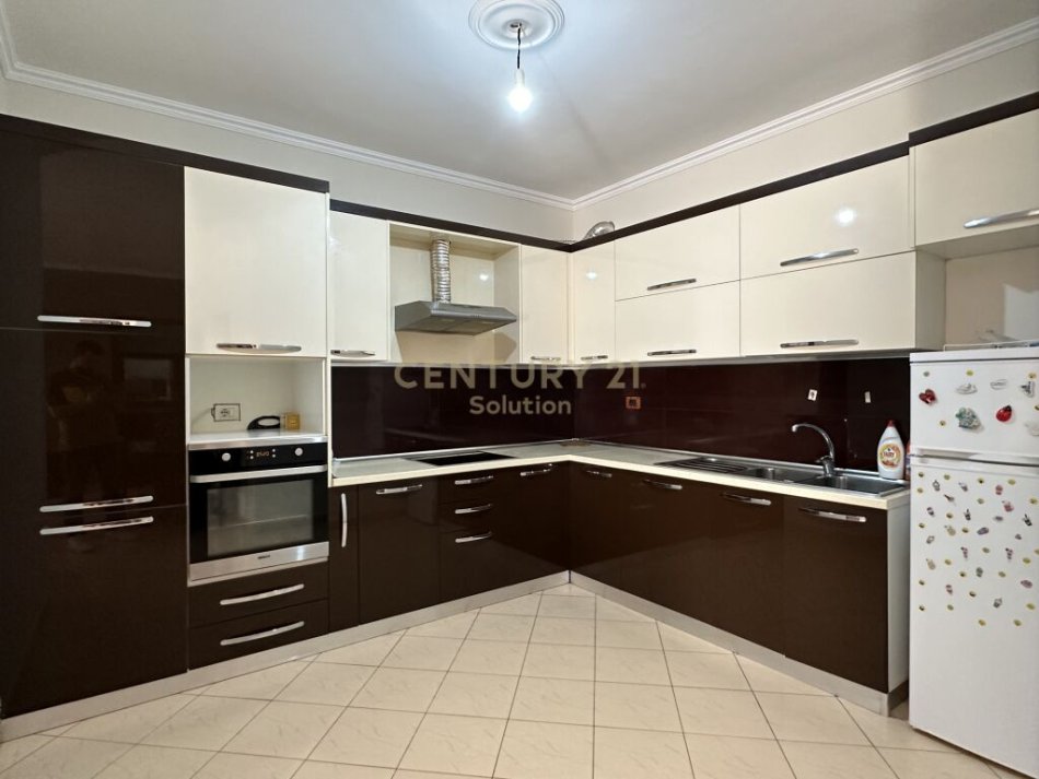 Tirane, jepet me qera apartament 3+1+Ballkon Kati 1, 400 € (hamdi lika)