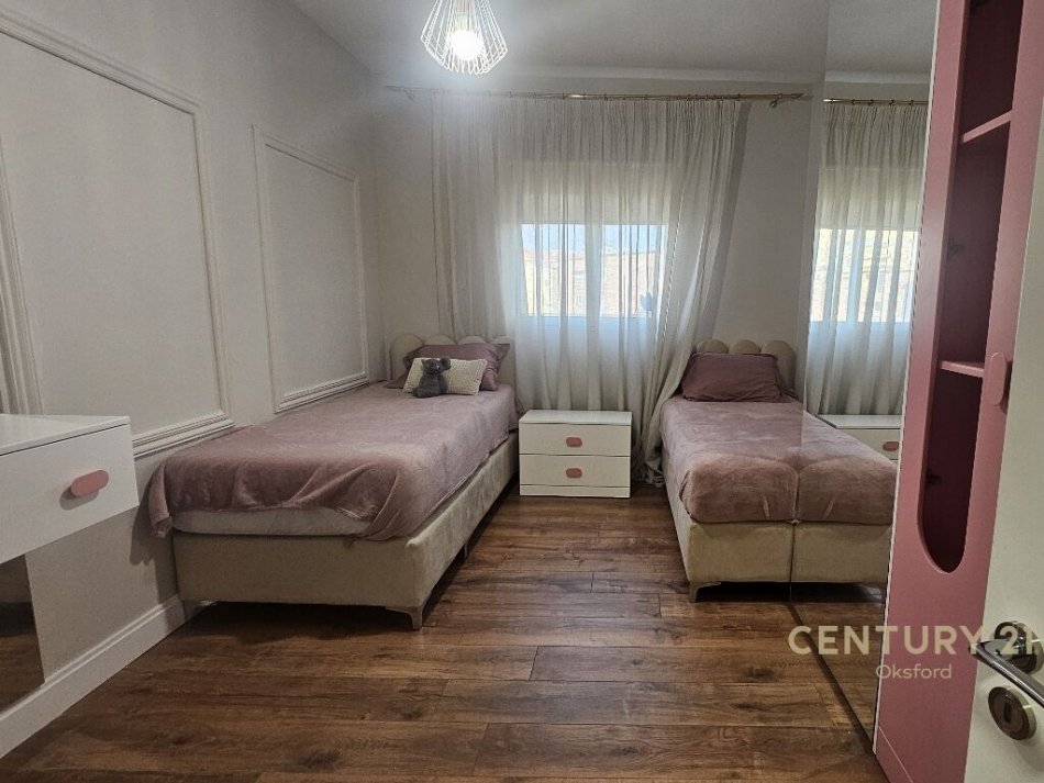 Tirane, jepet me qera apartament 2+1 Kati 3, 102 m² 700 € (Rruga Barrikadave)