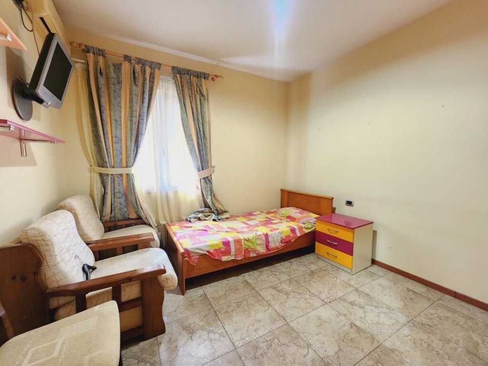 Tirane, jepet me qera apartament 2+1 Kati 1, 100 m² 500 € (Shkolla e kuqe)