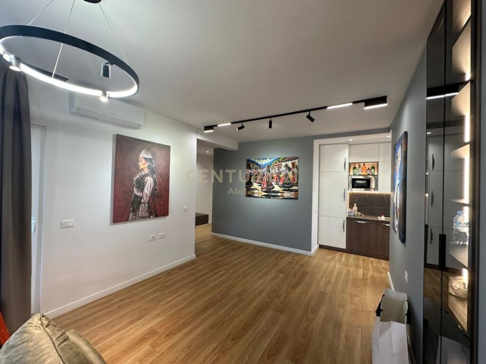 Tirane, jepet me qera apartament 2+1 , 126 m² 900 € (Fusha e Aviacionit)