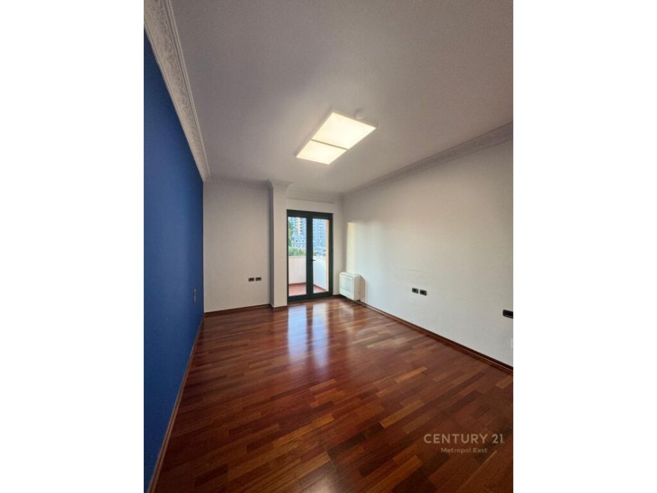 Tirane, jap me qera ambjent biznesi , 300 m² 4.600 € (Ish Blloku)