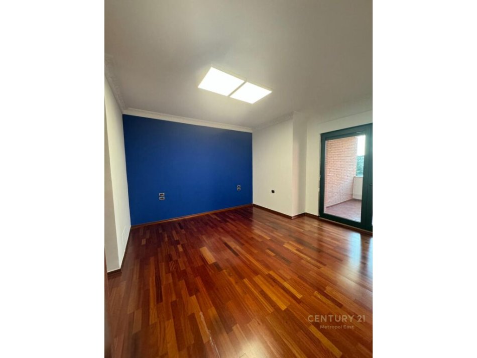 Tirane, jap me qera ambjent biznesi , 300 m² 4.600 € (Ish Blloku)